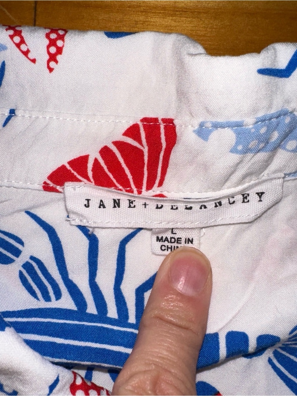 Jane + Delancey Shirt Womens L Lobster Print Button Down Coastal Rayon Patriotic - Picture 7 of 9